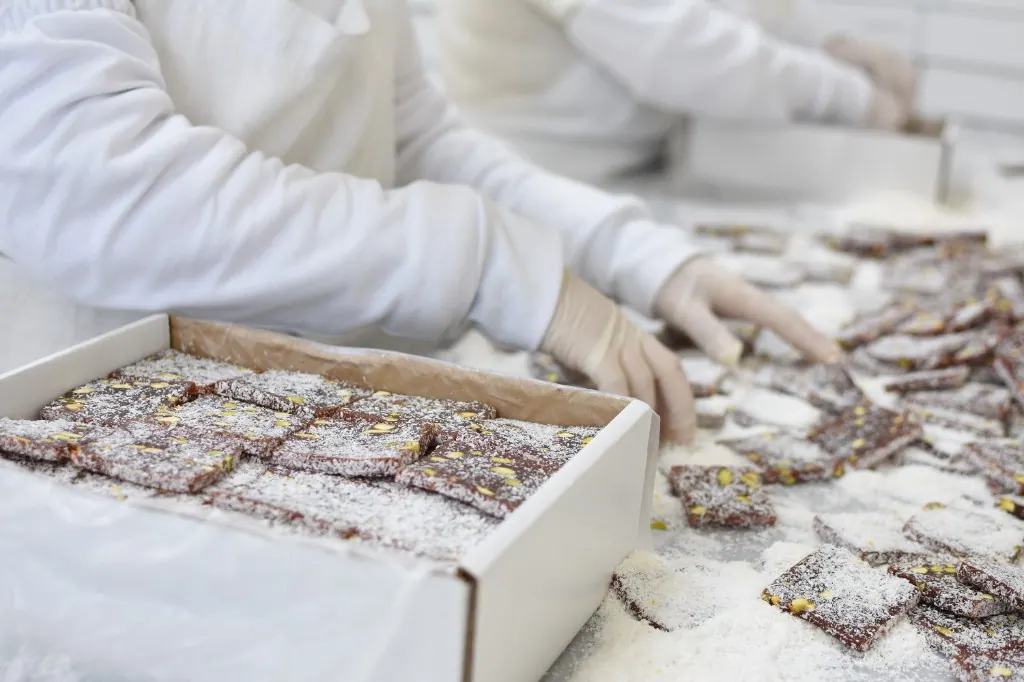 Paketleme sırasında fıstıklı lokum
